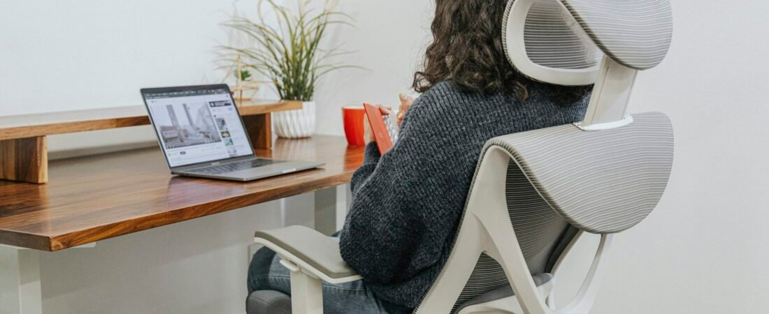 Bürostuhl richtig einstellen: Anleitung in 7 Schritten