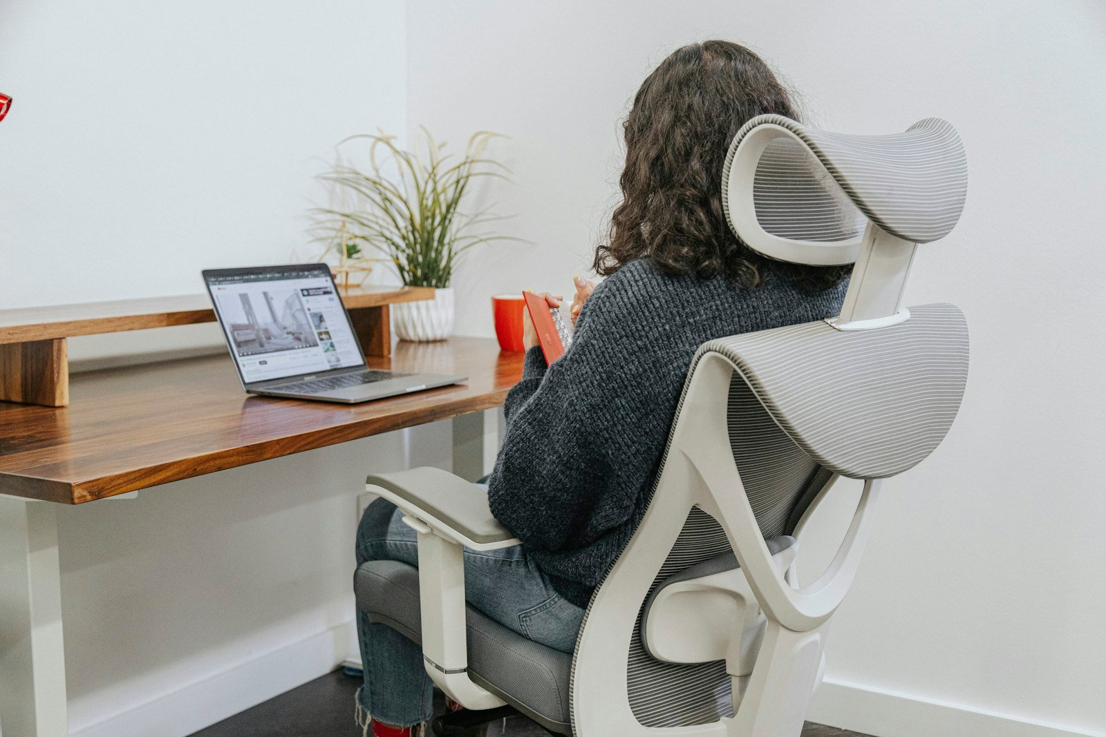Bürostuhl richtig einstellen: Anleitung in 7 Schritten