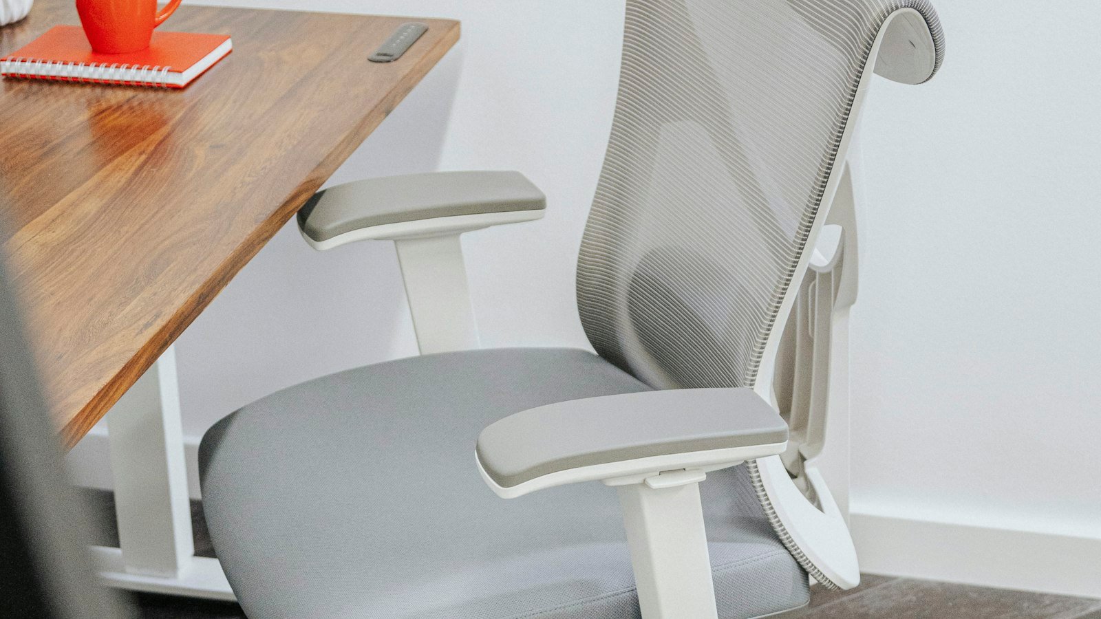 Grauer ergonomischer Bürostuhl an einem Holzschreibtisch – Bürostuhl-Vergleich 2026 bei Bürostuhlwelt24